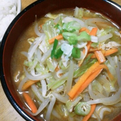 辛くて香ばしい味噌ラーメン完成！
具だくさんで美味しく戴きました♪
特に野菜たっぷりが良いですね～！